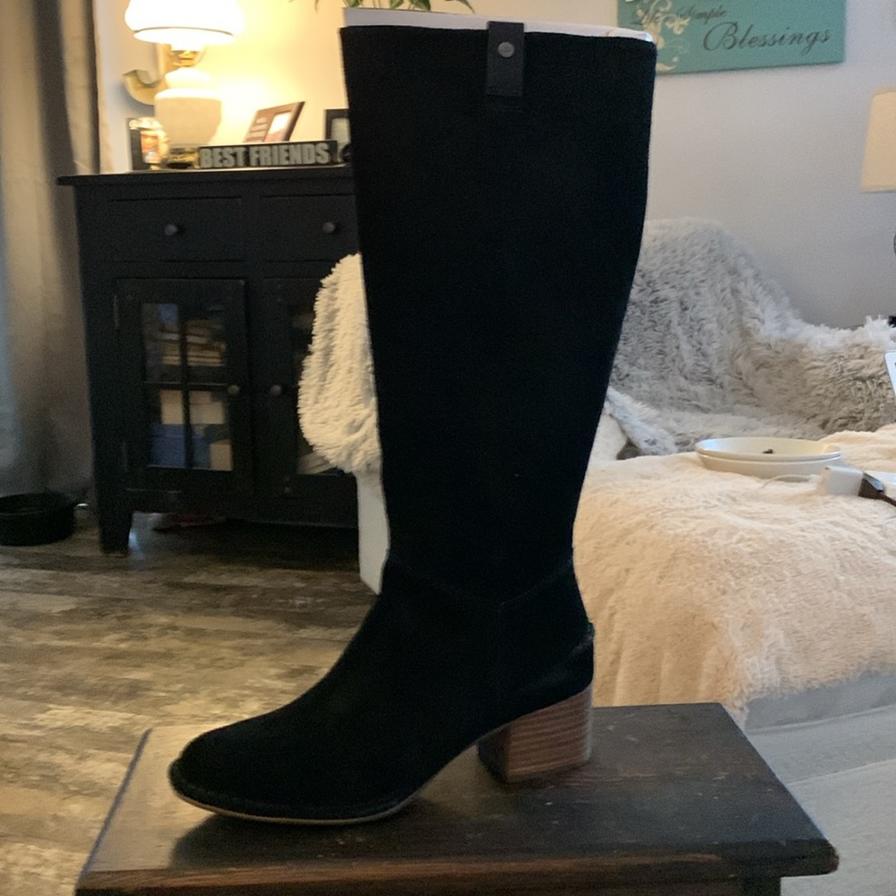 I got these as a gift and I’m a size 7.5, but my calves are too big for these.